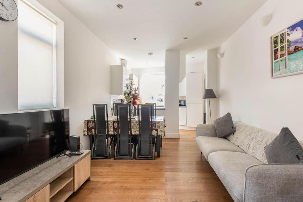 Spacious 2 Bed 2 Bath Apartment With Free Parking For 2 Cars And Underground Station Zone 2 For Quick Access To Central London Up To 10 Guests 外观 照片