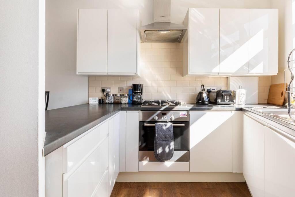 Spacious 2 Bed 2 Bath Apartment With Free Parking For 2 Cars And Underground Station Zone 2 For Quick Access To Central London Up To 10 Guests 外观 照片