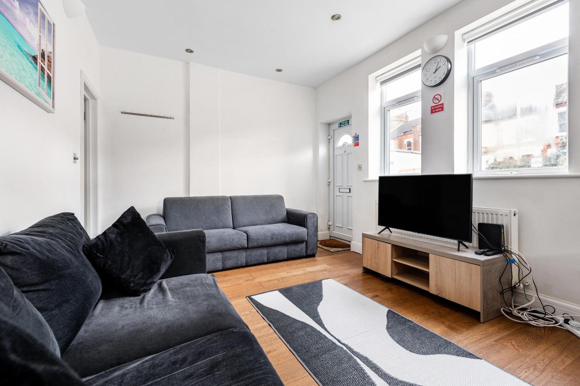 Spacious 2 Bed 2 Bath Apartment With Free Parking For 2 Cars And Underground Station Zone 2 For Quick Access To Central London Up To 10 Guests 外观 照片