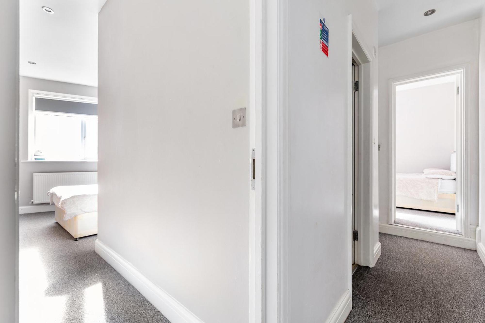 Spacious 2 Bed 2 Bath Apartment With Free Parking For 2 Cars And Underground Station Zone 2 For Quick Access To Central London Up To 10 Guests 外观 照片