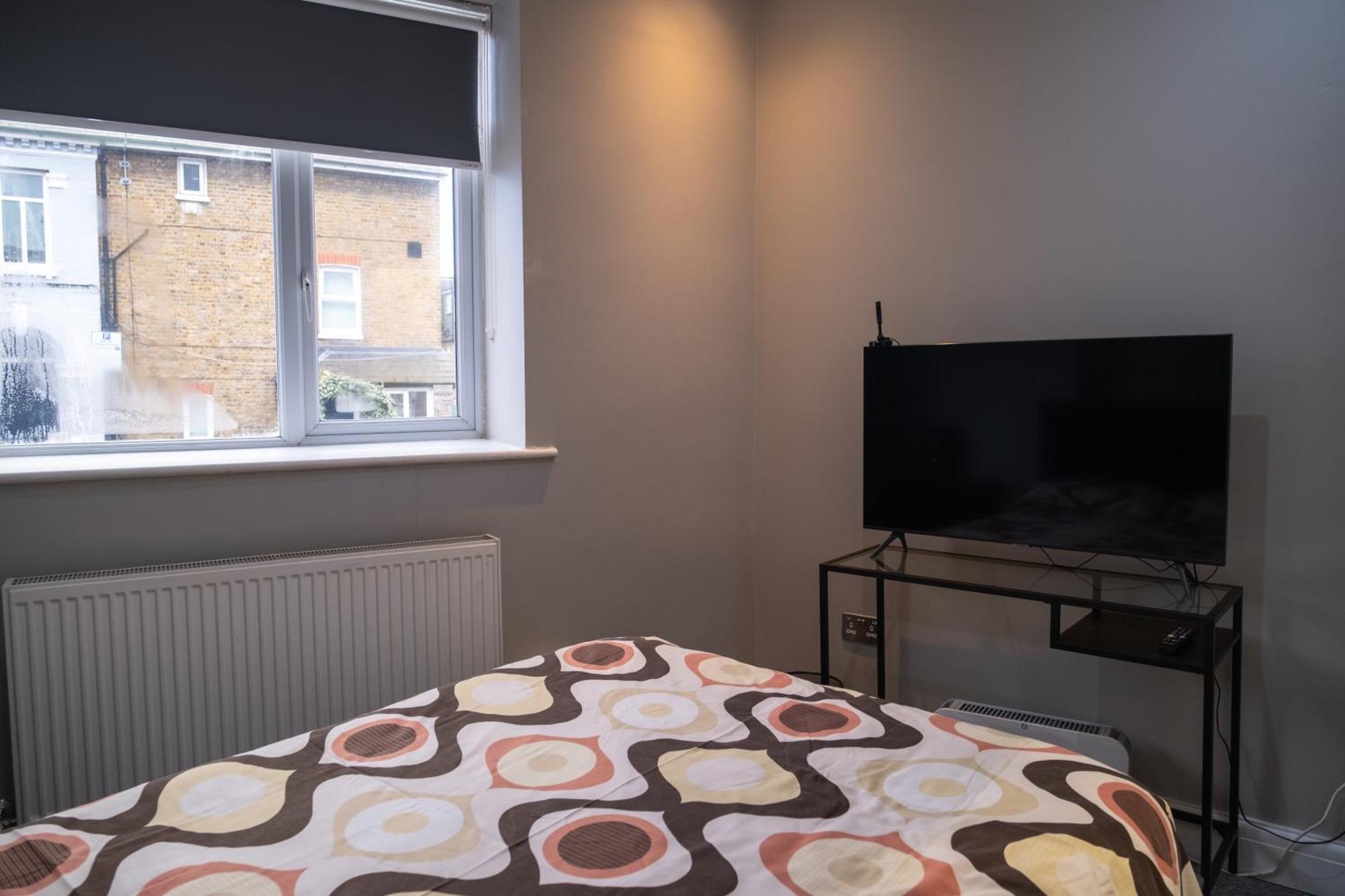 Spacious 2 Bed 2 Bath Apartment With Free Parking For 2 Cars And Underground Station Zone 2 For Quick Access To Central London Up To 10 Guests 外观 照片