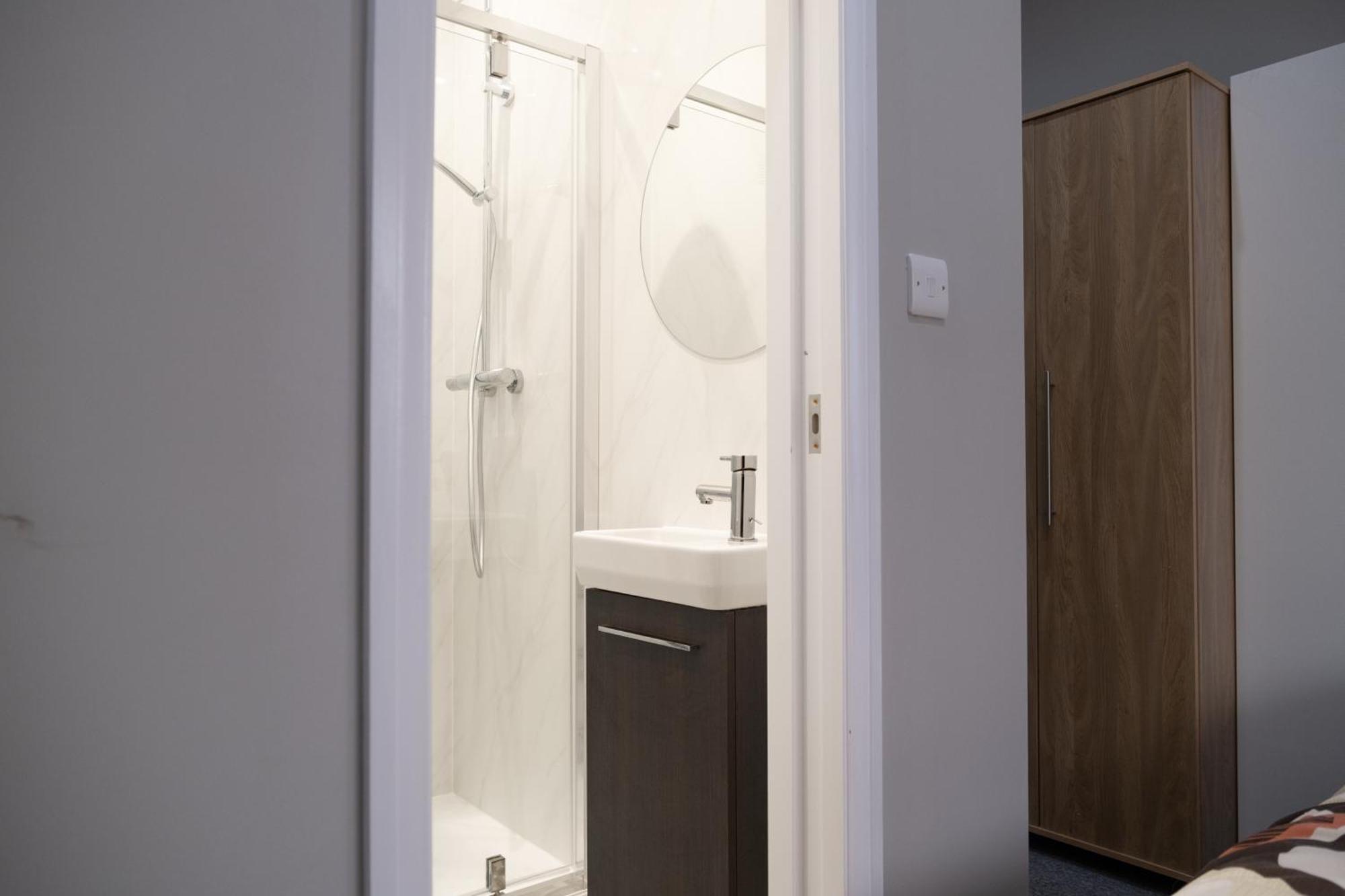 Spacious 2 Bed 2 Bath Apartment With Free Parking For 2 Cars And Underground Station Zone 2 For Quick Access To Central London Up To 10 Guests 外观 照片